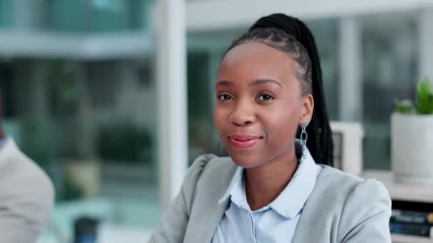 Joyeux Visage Une Femme Noire Dans Bureau Pour Une Réunion — Video