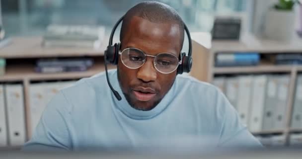 Call Center Stress Homme Noir Avec Maux Tête Consultation Bureau — Video