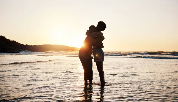 Pláž Západ Slunce Silueta Pár Objetí Spojit Vychutnat Romantické Chvíle — Stock fotografie