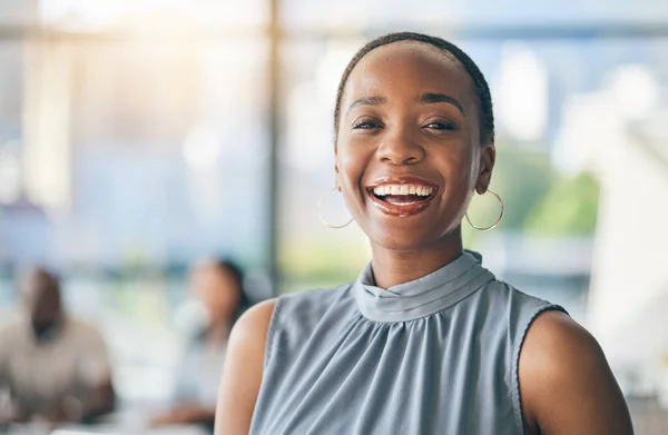 Portret Van Een Zwarte Vrouw Functie Met Model Glimlach Leiderschap — Stockfoto