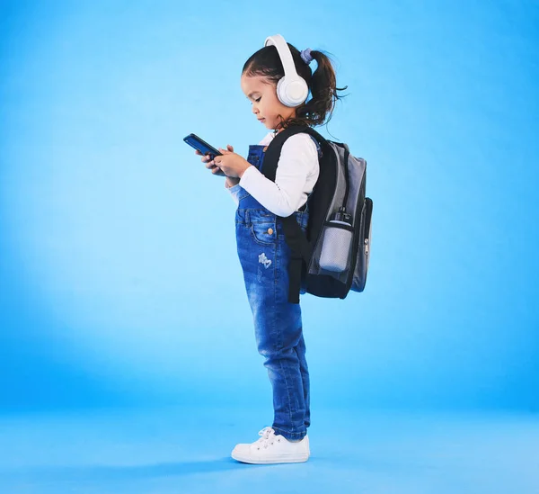 Sluchátka Batoh Dítě Modrém Pozadí Telefonem Připraven Školy Učení Vzdělávání — Stock fotografie