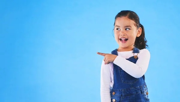 Apontando Fundo Azul Criança Com Espaço Mockup Para Banner Publicidade — Fotografia de Stock