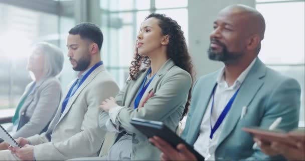 Üzletemberek Csoport Hallgatni Beszédet Konferencián Képzés Coaching Közönség Hangsúlyt Előadásban — Stock videók