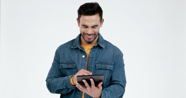 Stüdyoda Sosyal Medya Için Mutlu Tablet Beyaz Arka Planda Film — Stok video