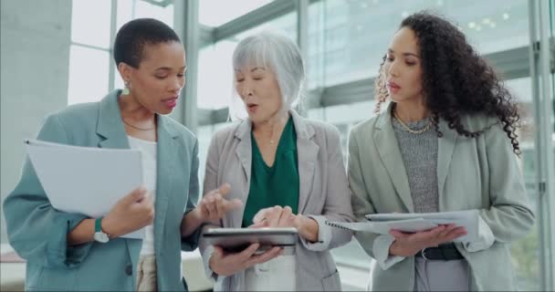 Tablet Feedback Teamwork Met Zakenmensen Kantoor Voor Digitaal Discussie Planning — Stockvideo
