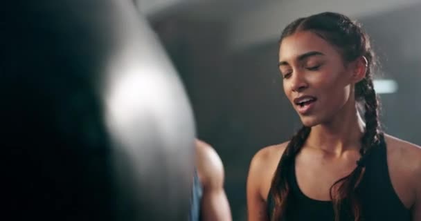 Boxer Haute Cinq Femme Heureuse Salle Gym Avec Entraîneur Exercice — Video