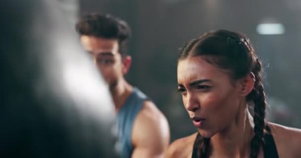 Motivación Boxeador Entrenador Personal Gimnasio Con Mujer Ejercicio Entrenamiento Para — Vídeo de stock