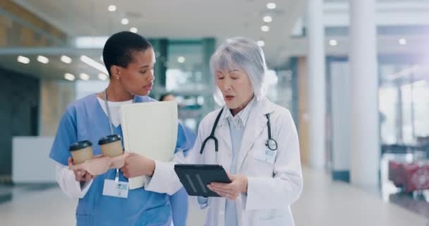 医生和护士在医院用平板电脑交谈 以获得关于手术 医疗保健或报告 信息或护理反馈的建议 有关健康保险的学生 导师或与实习生的对话 — 图库视频影像