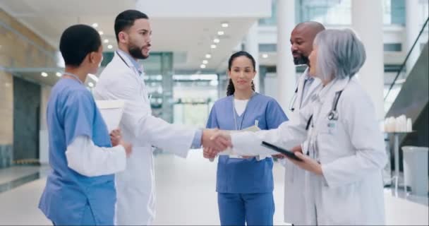 Ärzte Krankenschwestern Und Handschlag Zur Begrüßung Einführung Und Einschiffung Beratung — Stockvideo