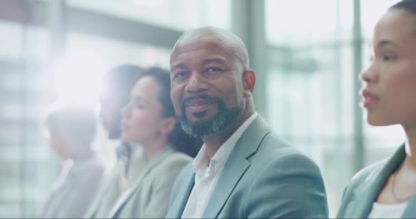 微笑和一个黑人商人在一个研讨会上与同事一起参加培训 与员工团队一起规划或辅导的研讨会中的形象 观众和男性员工 — 图库视频影像