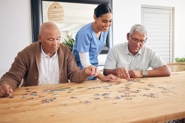 Puzzle Game Caregiver Gli Uomini Anziani Che Giocano Divertimento Legame — Foto Stock