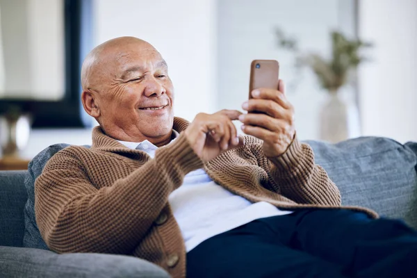 Sorria Digite Homem Idoso Com Telefone Sofá Para Mídias Sociais — Fotografia de Stock