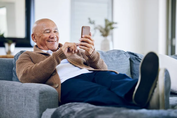 Улыбайтесь Расслабляйтесь Пожилой Человек Телефоном Диване Социальных Сетей Контакта Общения — стоковое фото