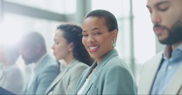 セミナーでトレーニングのために同僚とワークショップで顔 ビジネス黒人女性 従業員チームとの計画またはコーチングのための会議の肖像画 聴衆および女性の従業員 — ストック動画
