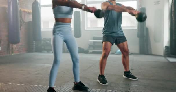 Fitness Uomo Donna Con Kettlebell Sollevamento Pesi Muscoli Persone Forti — Video Stock