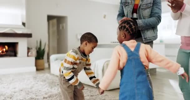 Dança Feliz Crianças Com Pais Uma Casa Com Liberdade Ligação — Vídeo de Stock