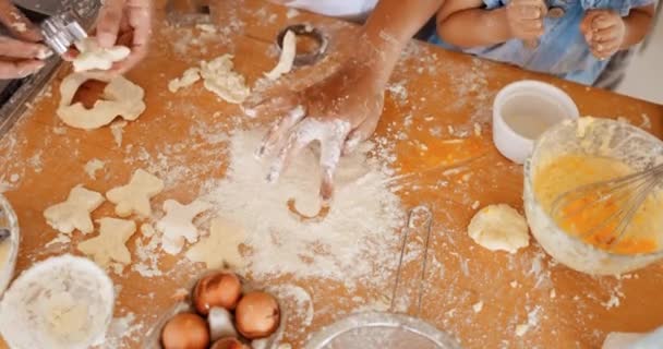 心和面粉 还有一家人在自家厨房里烘烤着 从上而下的特写镜头 烹调和配料 让人们了解为儿童发展准备食物的知识 — 图库视频影像