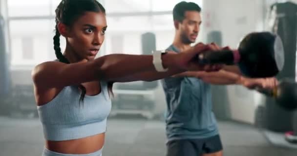 Klass Fitness Och Kettlebell Med Par Gym För Träning Motivation — Stockvideo
