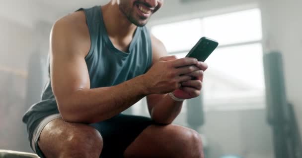 健身房 打字和一个拿着手机的男人 都是为了健身动机 信息或上网 拥有智能手机和运动应用 交流或社交媒体网络的快乐运动员 — 图库视频影像