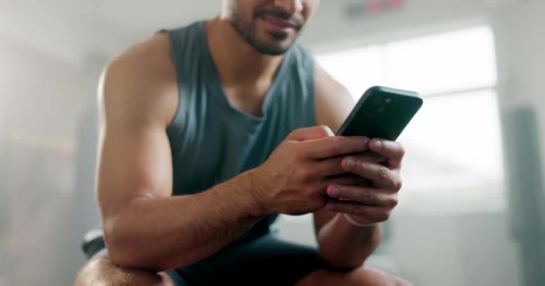 快乐的亚洲男人 运动后或在健身房锻炼后 在休息时间用电话和打字进行健身交流 男性在手机应用程序上微笑 聊天或发短信 用于社交或社交媒体 — 图库视频影像