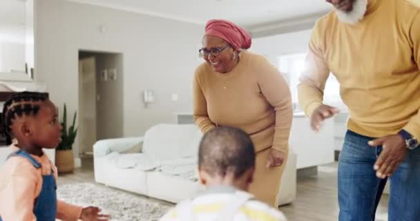 Bunicii Copiii Familia Dansând Salonul Acasă Energie Distractivă Fericire Dragoste — Videoclip de stoc