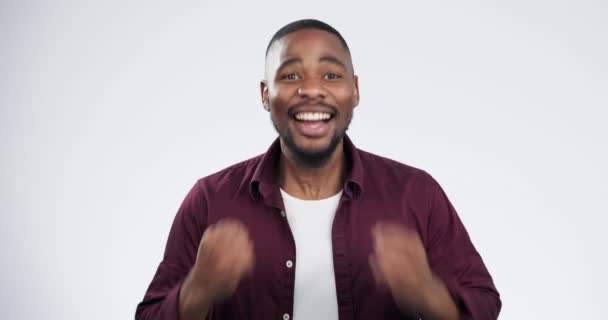 Hombre Negro Lluvia Dinero Celebración Estudio Ganador Feliz Por Éxito — Vídeos de Stock