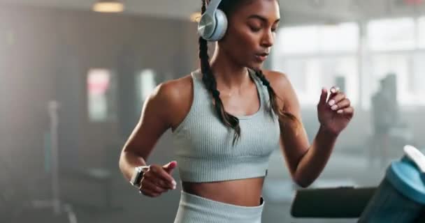 Mulher Fitness Corrida Esteira Para Exercícios Exercícios Treinamento Cardio Enquanto — Vídeo de Stock