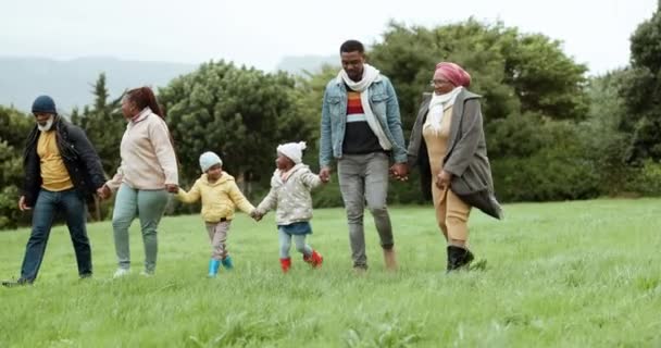 Szczęśliwy Park Czarna Rodzina Świeżym Powietrzu Więzi Rodzicami Dziećmi Dziadkami — Wideo stockowe