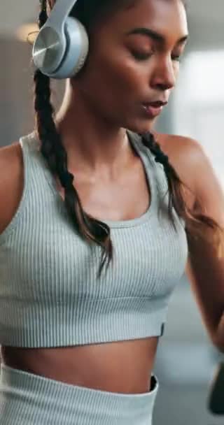 Fitness Cuffie Una Donna Con Orologio Palestra Corsa Progresso Tempo — Video Stock