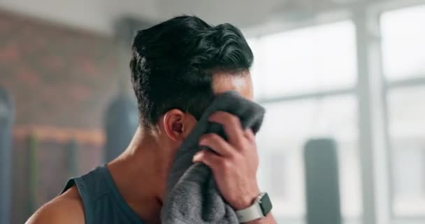 Zmęczony Pocący Się Fitness Mężczyzną Siłowni Trening Cardio Wyzwanie Ćwiczenia — Wideo stockowe