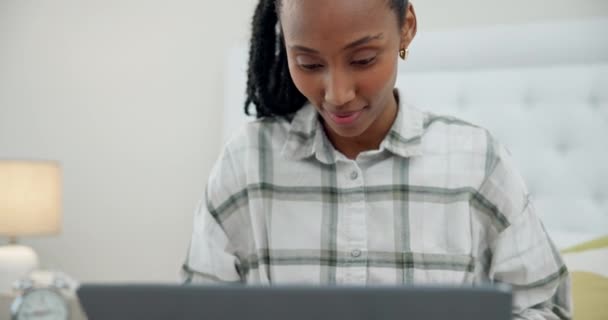 Cama Relajarse Mujer Negra Escribiendo Ordenador Portátil Para Blog Del — Vídeo de stock