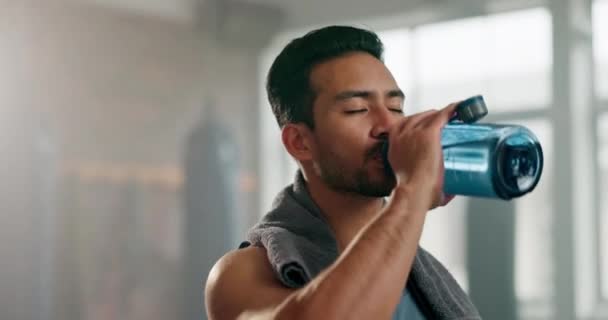 与男人一起在健身 健康和训练中心休息时喝水 健身和健身 运动员 口渴的男性和俱乐部 有运动 健康和用于运动和水合的塑料瓶 — 图库视频影像