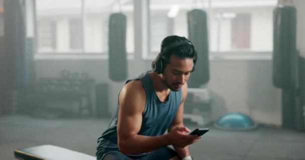 Fitness Telefon Och Man Med Hörlurar Gymmet För Träning Streaming — Stockvideo