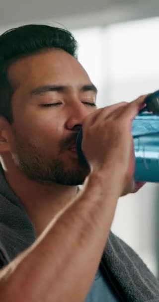 Фитнес Человек Питьевая Вода После Гимнастических Упражнений Тренировок Тренировок Кардио — стоковое видео