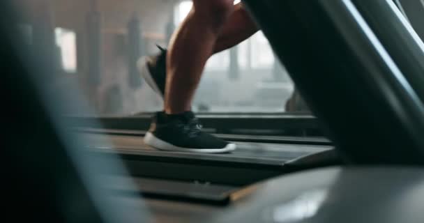 Снейкеры Ноги Человек Бегающий Треке Фитнес Кардио Тренажерном Зале Мышцами — стоковое видео