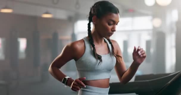 Žena Běh Běžícím Pásu Kardio Fitness Tělocvičně Trénink Dýchání Zdravím — Stock video