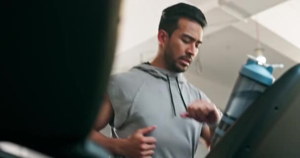 Mann Fitness Und Laufen Auf Laufband Mit Smartwatch Für Timer — Stockvideo