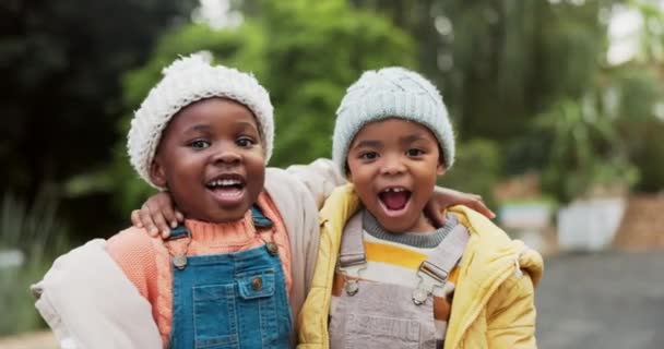黑人家庭 孩子和男孩在户外的街道上拥抱他们的邻居 为爱或结合 肖像画 孩子们 冬天和朋友们一起在早晨拥抱 寻欢作乐 — 图库视频影像