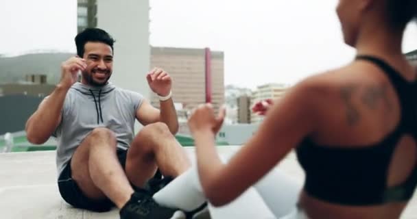 Genç Çift Çatıda Dışarıda Antrenman Yapıyor Beşlik Çakıyor Motivasyon Destek — Stok video