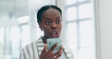 Siyahi kadın, telefon ve iletişim için hoparlörden konuşma. İş yerinde cep telefonundan konuşan, kaydeden ya da sesli not alan Afrikalı kadın ya da çalışan.