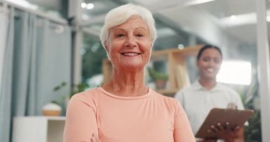 Gülümse, sağlık hizmeti ve fizik tedavi gören bir kadının yüzü eğitim, destek ve rehabilitasyon için. Emeklilik, mutluluk ve iyileşme için fizyoterapist ile kıdemli bir hastanın portresi.
