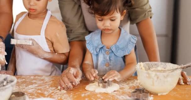 学习和父母一起在厨房桌上和孩子们一起烘焙 准备饼干或饼干配方 父母在家里教或帮助孩子做饭 — 图库视频影像