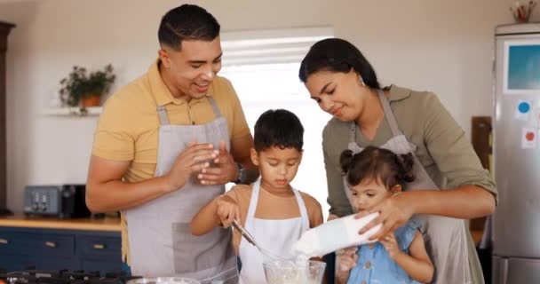 Rodzina Pieczenie Rodzice Dziećmi Kuchni Razem Uczy Się Gotować Mąki — Wideo stockowe