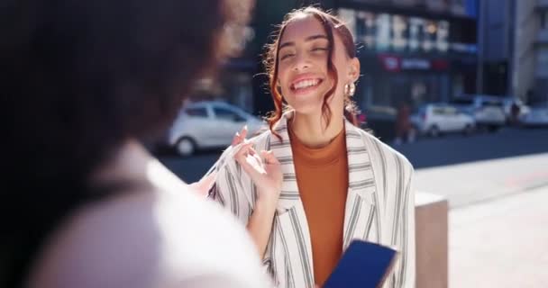 ハッピーな女性 コミュニケーション ネットワーキング 会話のための街路で話す 友好的なディスカッションをしたり 都会の街のショッピングバッグで歩道でチャットしたりする女性 — ストック動画