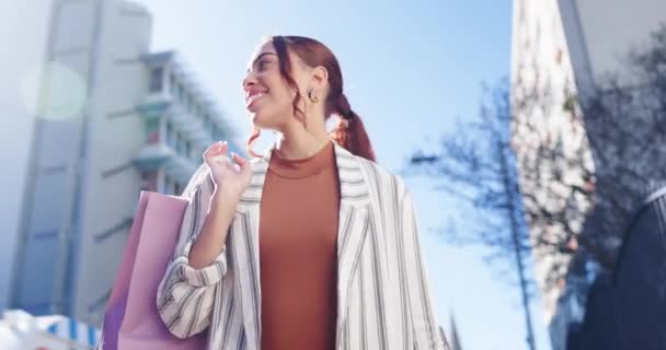 Счастливая Женщина Гуляющая Покупающая Сумку Городской Улице Скидки Продажи Путешествия — стоковое видео