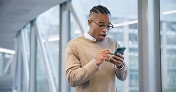 Smartphone Verrassing Zwarte Man Viering Kantoor Lobby Winnaar Succes Doel — Stockvideo