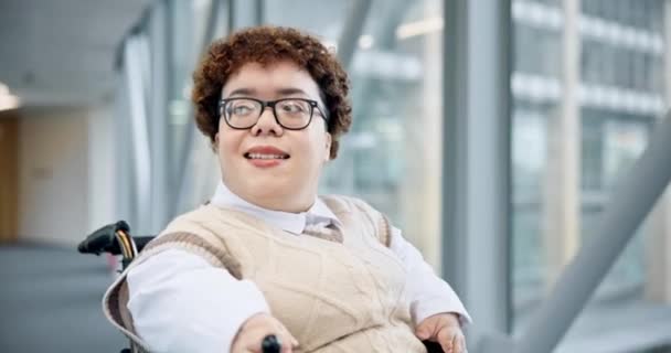 Biznes Szczęśliwy Kobieta Niepełnosprawna Wózku Inwalidzkim Biurze Lub Budynku Przedsiębiorca — Wideo stockowe