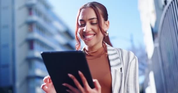 Mujer Negocios Tableta Sonrisa Ciudad Para Planificación Datos Lectura Artículos — Vídeo de stock