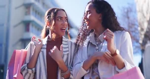 Glad Kvinna Vänner Och Prata Med Shopping Väska Staden Tillsammans — Stockvideo