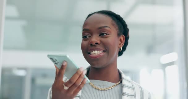 ハッピーブラック女性 オフィスでのコミュニケーションや会話のためのスピーカーで話します モバイルスマートフォンアプリで話すアフリカの女性 職場での録音や音声メモの議論 — ストック動画